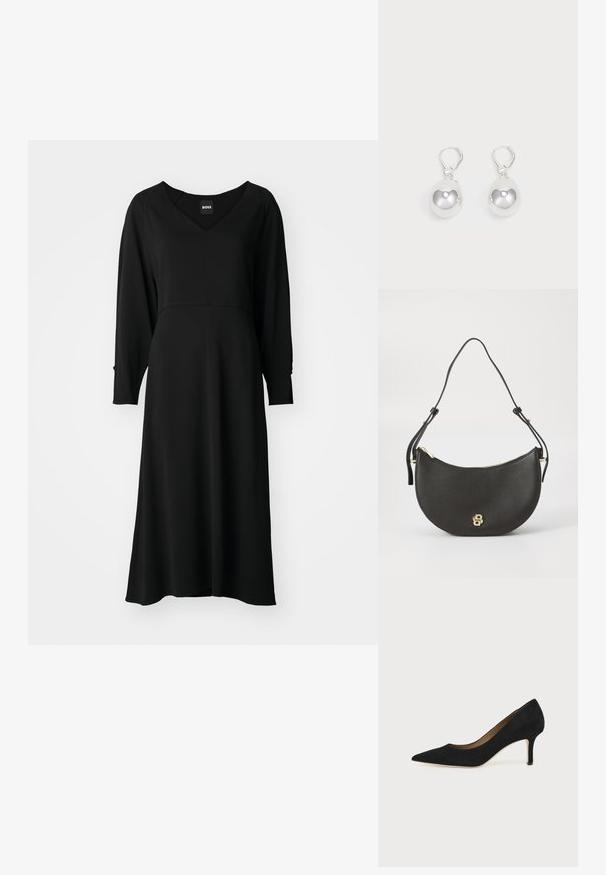 Schwarzes Kleid mit langen Ärmeln, V-Ausschnitt, fließendem Design, knielang und tailliertem Oberteil. Weicher Stoff mit leichtem Glanz und strukturierten Nähten.; Schwarzer Wildleder-Pumps mit spitzer Schuhspitze, schlankem mittelhohem Stiletto-Absatz und tiefem Ausschnitt auf einfachem Hintergrund.; Schwarzlederne Handtasche in Halbmondform, ausgestattet mit einem Reißverschluss und einem goldenen Logoakzent auf der Vorderseite. Verstellbarer Gurt enthalten.; Silberne Tropfenohrringe mit glatten, runden, reflektierenden Oberflächen, die an Hakenverschlüssen hängen. Der Hintergrund ist reinweiß.