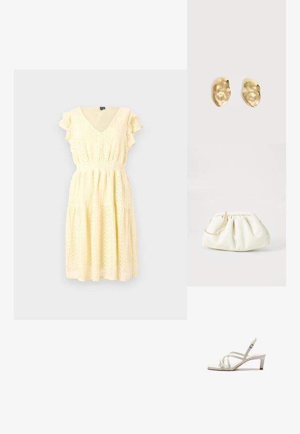 Kortærmet gul kjole med v-udskæring, teksturerede blomster mønstre, smocket talje og lagdelt nederdel. Letvægtigt stof med en flydende fald.; Zign by Zalando Pumps - off white; Hvid læderhåndtaske med en samlede design, forsynet med en guldkæde-strop og en rund form. Glat tekstur med bløde folder og ingen mønstre.; Par skinnende, ujævnt formede øreringe af guldmetal med en krøllet, glat overflade på en ensartet lys baggrund.
