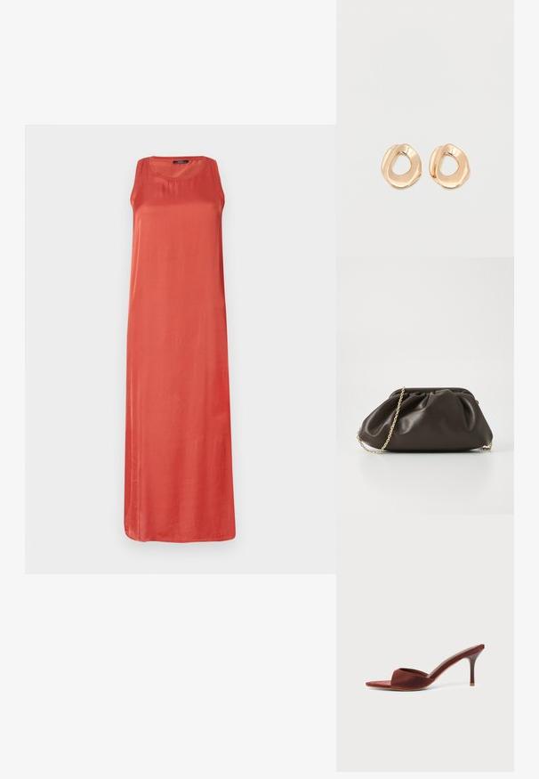 Robe longue sans manches de couleur corail unie. Fabriquée dans un tissu doux avec une coupe décontractée et un col rond. Pas de motifs ou d'accents notables.; Mule en daim marron à talon haut avec bout pointu et talon aiguille fin sur fond clair uni.; Sac à main en cuir marron avec un design froncé, une bandoulière en chaîne dorée et une finition douce et texturée. Sa forme compacte est idéale pour une utilisation en soirée.; Paired boucles d'oreilles en métal doré poli de forme irrégulière avec un centre ouvert sur un fond blanc uni.