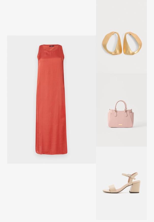 Robe longue sans manches de couleur corail unie. Fabriquée dans un tissu doux avec une coupe décontractée et un col rond. Pas de motifs ou d'accents notables.; Sandale à talons hauts beige avec une large lanière sur les orteils, une lanière ajustable au niveau de la cheville, un talon carré et une finition en simili cuir lisse.; Sac à main structuré rose clair avec deux poignées supérieures, poches latérales, et une petite plaque de marque dorée à l'avant.; Paire de boucles d’oreilles créoles en or irrégulières et asymétriques avec une finition lisse et mate sur un fond neutre.