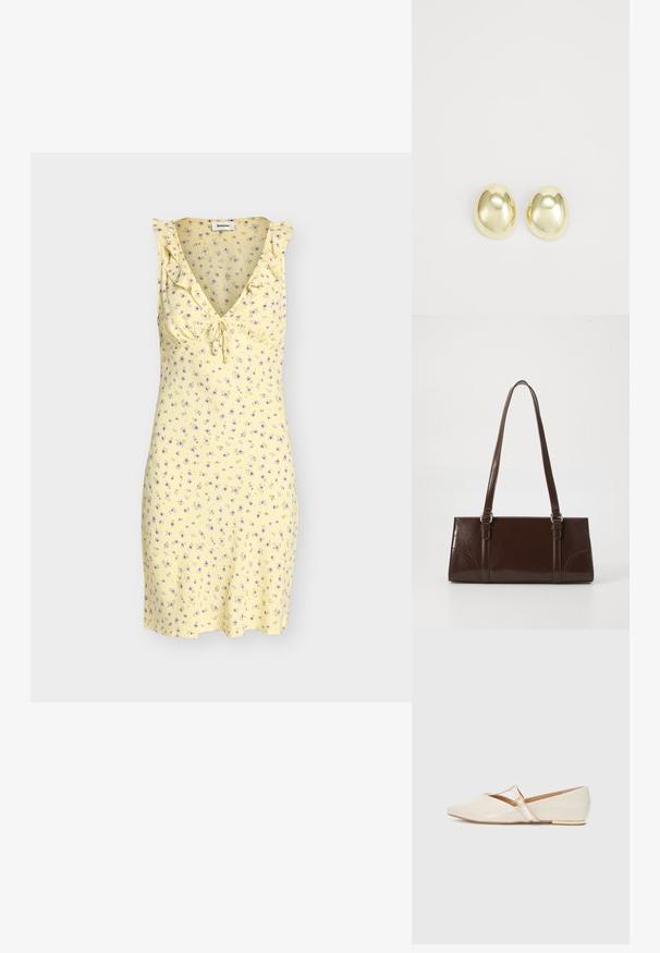 Mini-robe jaune sans manches avec petit imprimé floral violet, encolure en V avec volants et détail noué devant.; Ballerines en cuir verni beige avec un bout pointu, une fine lanière sur le cou-de-pied et un petit talon rehaussé d'or.; Sac à main en cuir verni marron de forme rectangulaire, avec deux longues poignées et des accents courbés subtils à l'avant.; Boucles d'oreilles en métal doré avec une forme lisse et arrondie et une finition polie. Design simple sans embellissements supplémentaires.
