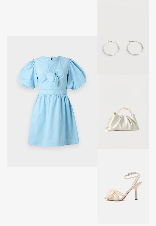 Vestido corto de color azul claro con mangas abullonadas y un detalle de nudo en el busto; fabricado en algodón suave con una silueta en A y falda fruncida.; Sandalia blanca de tacón alto con tiras finas en el tobillo, punta abierta y gran detalle de flor de tela en las tiras delanteras.; Pequeño bolso blanco con cuerpo fruncido, asa redonda adornada con perlas y una correa de hombro desmontable sobre un fondo liso.; Pendientes de aro de metal plateado con superficie lisa y ligeramente curvada y cierre de tipo mosquetón sobre un fondo blanco liso.