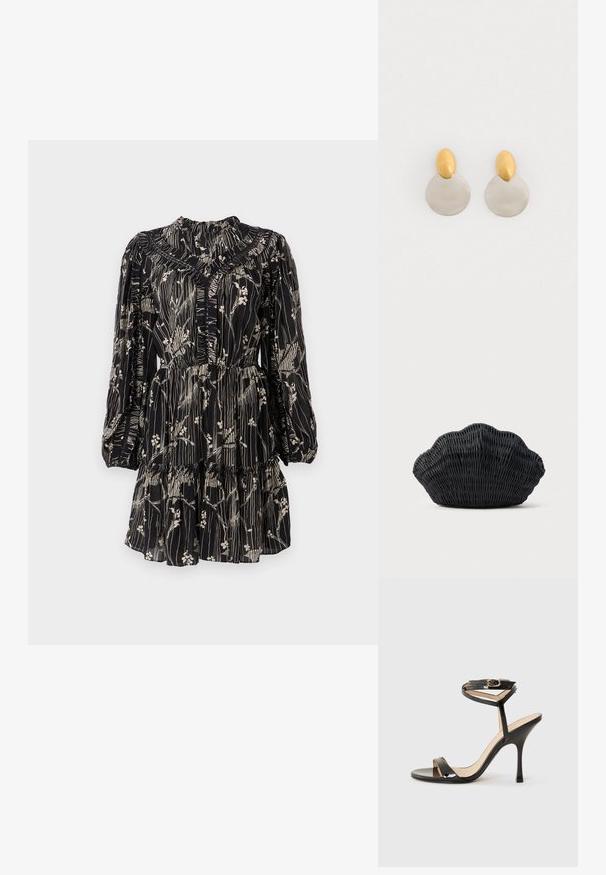 Vestido negro con estampado floral, diseño en capas, mangas largas abullonadas, escote fruncido y un ajuste relajado, confeccionado en una tela ligera.; Sandalia de tacón alto de charol negro con tira delgada en el tobillo y hebilla, punta abierta y tacón aguja esbelto sobre fondo blanco.; Bolso de mimbre negro con forma de concha de vieira con parte superior curva y textura tejida sobre un fondo liso.; Pendientes de metal dorado y plateado con base de disco redondo y pieza superior ovalada, textura suave y acabado pulido.