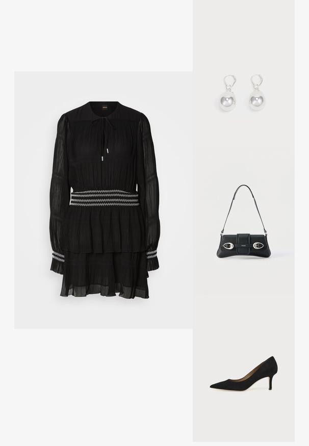 Schwarz gefaltetes Kleid mit rundem Kragen, langen Ärmeln und Kordelzug. Hat einen gestuften Saum und einen weiß mit Zickzack-Stich genähten Taillenbund.; Schwarzer Wildleder-Pumps mit spitzer Schuhspitze, schlankem mittelhohem Stiletto-Absatz und tiefem Ausschnitt auf einfachem Hintergrund.; Schwarze Leder-Schultertasche mit zwei silbernen Schnallen und verstellbarem Riemen, mit "HUGO"-Logo in der Mitte der Vorderseite.; Silberne Tropfenohrringe mit glatten, runden, reflektierenden Oberflächen, die an Hakenverschlüssen hängen. Der Hintergrund ist reinweiß.