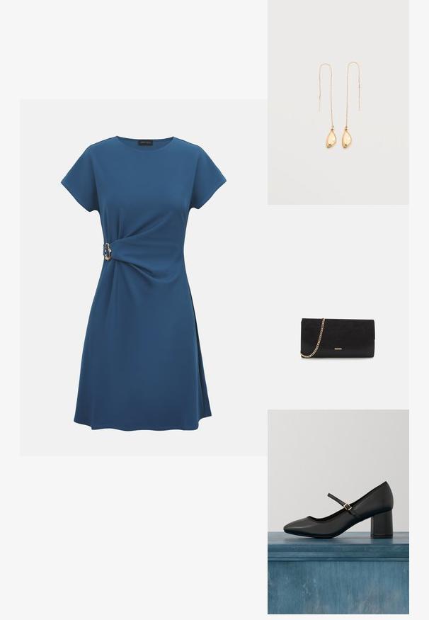 Robe bleue à manches courtes avec encolure ronde, avec un nœud latéral réuni par une boucle dorée décorative sur un fond uni.; Chaussure Mary Jane noire avec talon carré et sangle à boucle dorée, flottant au-dessus d'un sol en béton lisse dans un cadre intérieur minimaliste.; Porte-monnaie noir en daim avec une finition texturée, doté d'une chaîne dorée et d'un design épuré et angulaire.; Boucles d'oreilles fines en fil d'or avec de fines chaînes et de petits pendentifs en or lisses, de forme irrégulière, suspendus aux extrémités.