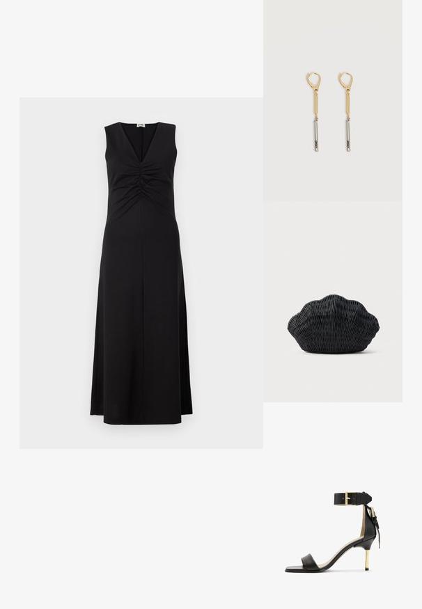 Vestido negro sin mangas con escote en V, detalle fruncido en el busto y una silueta fluida que se extiende hasta los tobillos. Textura de tela suave.; Sándal de tacón de cuero negro con punta cuadrada, correa en el tobillo con hebilla dorada y un tacón metálico esbelto. Textura suave, diseño minimalista.; Bolso de mimbre negro con forma de concha de vieira con parte superior curva y textura tejida sobre un fondo liso.; Pendientes colgantes de oro y plata con cierres de palanca, que presentan una barra de oro unida a una barra de plata grabada con "DKNY" sobre un fondo blanco.