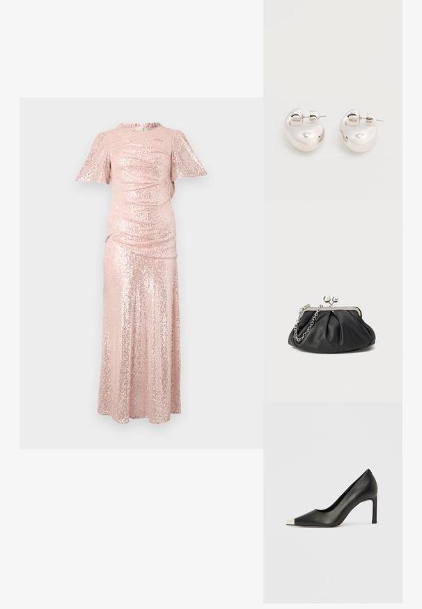 Langes pinkes Pailletten-Kleid mit kurzen, flatternden Ärmeln, gerafftem Oberteil und einem fließenden Rock, der eine figurbetonte Silhouette schafft.; Schwarzer Lederschuh mit hohem Absatz, spitz zulaufender Zehenpartie und metallischer silberner Spitze. Verfügt über eine glatte Oberfläche und einen schlanken 10 cm hohen Absatz.; Schwarze Leder-Clutch mit geraffter Textur, silberfarbener Metallrahmen, Druckverschluss und Kettenriemen. Glatte, weiche Oberfläche.; Paar glänzende silberne dicke Creolen mit Stecker-Verschlüssen auf weißem Hintergrund.
