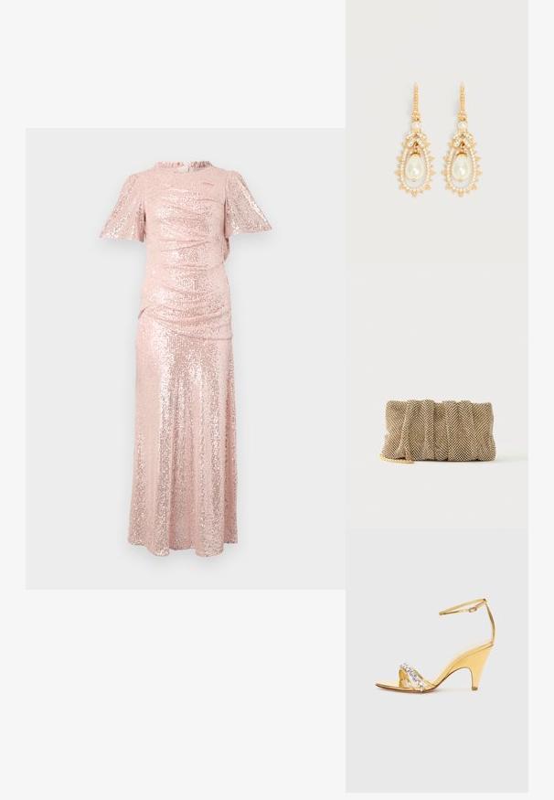 Lang pink glimmerkjole med korte, blafrende ærmer, gatheret tekstur ved brystet og en flydende nederdel, der skaber en tætsiddende silhuet.; Guldhælede sandaler med et bånddesign, der har rhinestone-detaljer. Åben tå, justerbar ankelrem og en spids hæl.; Lille gylden mesh clutch taske med et rynket design og en delvist synlig guldkæde på en ensfarvet hvid baggrund.; Øreringe i forgyldt look med dråbeformede imiterede perler, omgivet af små klare krystaller og bladformede krystaldekorationer.