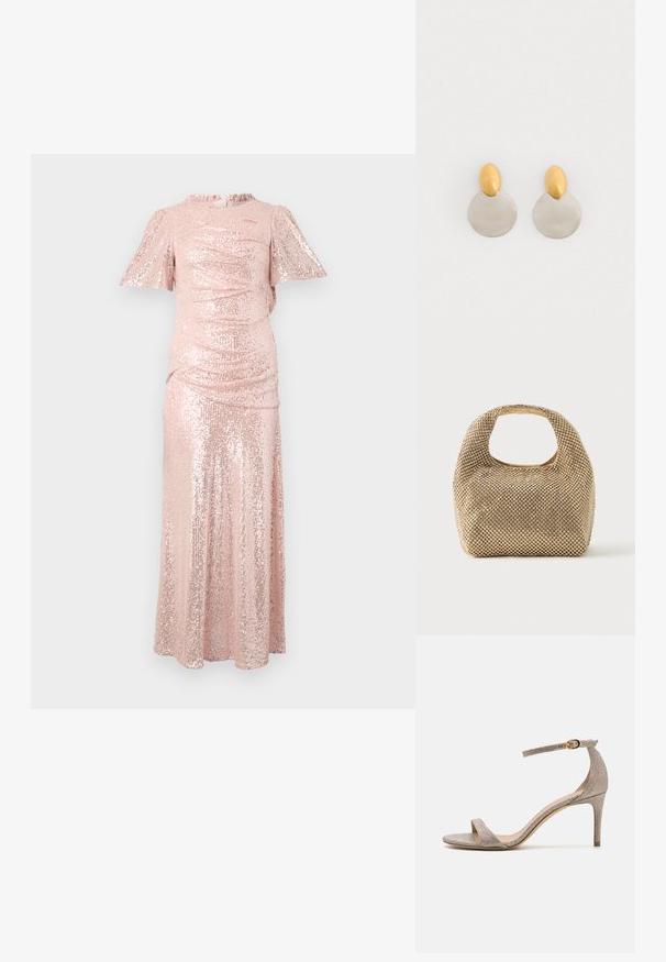 Lang roze paillettenjurk met korte fluttermouwen, gegatherde textuur bij het lijfje en een vloeiende rok, wat zorgt voor een getailleerd silhouet.; Open-toe hoge hak sandaal in metallic roségoud. Beschikt over een dunne enkelband met een gouden gesp accent en een gestructureerde afwerking.; Kleine handtas in goudkleur, bedekt met glanzende ronde studs, met een kort handvat en een rechthoekige uitsnede aan de bovenkant.; Gouden en zilveren metalen oorbellen met een ronde schijfbasis en een ovale bovenstuk, gladde textuur en gepolijste afwerking.