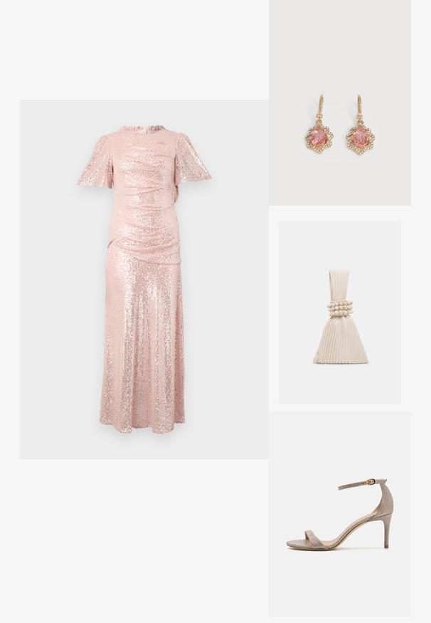 Lang pink glimmerkjole med korte, blafrende ærmer, gatheret tekstur ved brystet og en flydende nederdel, der skaber en tætsiddende silhuet.; Åben tå højhælet sandal i metalisk roséguld. Har en tynd ankelrem med en guldspænde accent og en struktureret overflade.; Lille plisseret beige håndtaske med et knyttet håndtag og tre runde perlearmbånd viklet omkring midten.; Guld dråbeøreringe med dråbeformede pink ædelsten omgivet af små klare krystaller på en hvid baggrund.