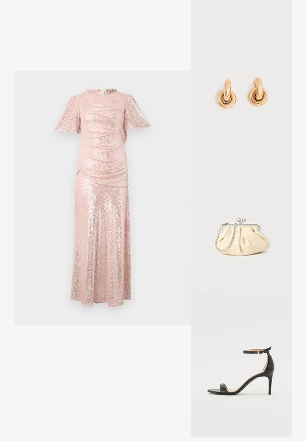 Langes pinkes Pailletten-Kleid mit kurzen, flatternden Ärmeln, gerafftem Oberteil und einem fließenden Rock, der eine figurbetonte Silhouette schafft.; Schwarze Leder-high-heeled Sandale mit Knöchelriemen. Verfügt über eine glatte Textur, offene Zehen und einen dünnen Absatz. Goldfarbener Schnallenakzent.; Faltige beigefarbene Ledertasche mit einem silbernen Metallrahmen, ausgestattet mit zwei runden dekorativen Verschlüssen und einem silbernen Kettenriemen.; Paar glänzende goldene Creolen mit dicken runden Gliedern auf schlichtem hellgrauem Hintergrund.