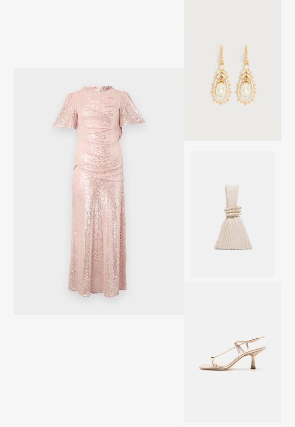 Lang roze paillettenjurk met korte fluttermouwen, gegatherde textuur bij het lijfje en een vloeiende rok, wat zorgt voor een getailleerd silhouet.; Gouden sandaal met bandjes, lage kittenheel, verstelbare enkelriem en teillus op een effen lichte achtergrond.; Kleine beige handtas met plooien, voorzien van een geknoopt handvat en drie ronde kralenarmbanden die rond het midden zijn gewikkeld.; Oorbellen met goudkleurige druppels, voorzien van druppelvormige kunstparels, omringd door kleine heldere kristallen en kristalaccenten in de vorm van bladeren.
