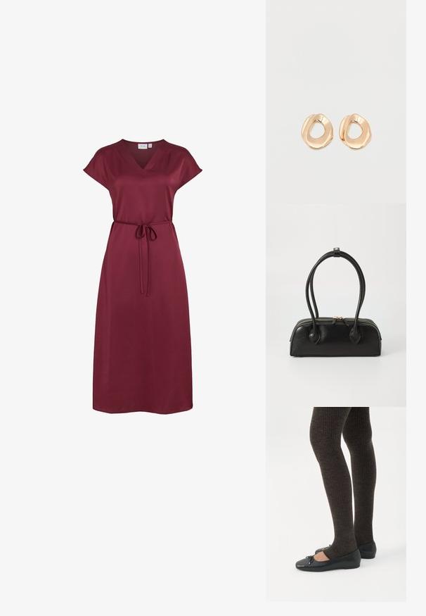 Bordeauxrotes Midikleid mit V-Ausschnitt, kurzen Ärmeln und dünnem selbstgebundenem Gürtel in der Taille aus glattem Stoff.; Beine in dunklen, gerippten Leggings kombiniert mit schwarzen Ballerinas mit kleinen Schleifendetails auf weißem Hintergrund.; Schwarze Lederhandtasche mit zwei verlängerten Griffen, Reißverschluss und runder Form; glatte Textur mit subtiler glänzender Oberfläche.; Paar unregelmäßig geformter, polierter Creolen aus goldfarbenem Metall mit offenem Zentrum auf weißem Hintergrund.