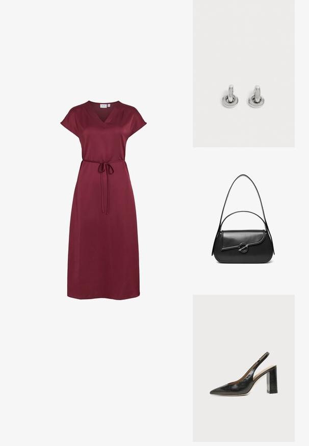 Bordeauxrotes Midikleid mit V-Ausschnitt, kurzen Ärmeln und dünnem selbstgebundenem Gürtel in der Taille aus glattem Stoff.; Schwarzer Leder-Slingback-Schuh mit spitzer Kappe, hohem Blockabsatz und beigegefüttertem Innenraum vor hellem, einfarbigem Hintergrund.; Schwarze Lederschultertasche mit einer geschwungenen Klappe, die durch einen runden Metallverschluss gesichert ist, und einem schlanken, verstellbaren Riemen.; Paar kleine, glänzende silberne Creolen mit rundem Sockel, auf einfachem hellem Hintergrund präsentiert.
