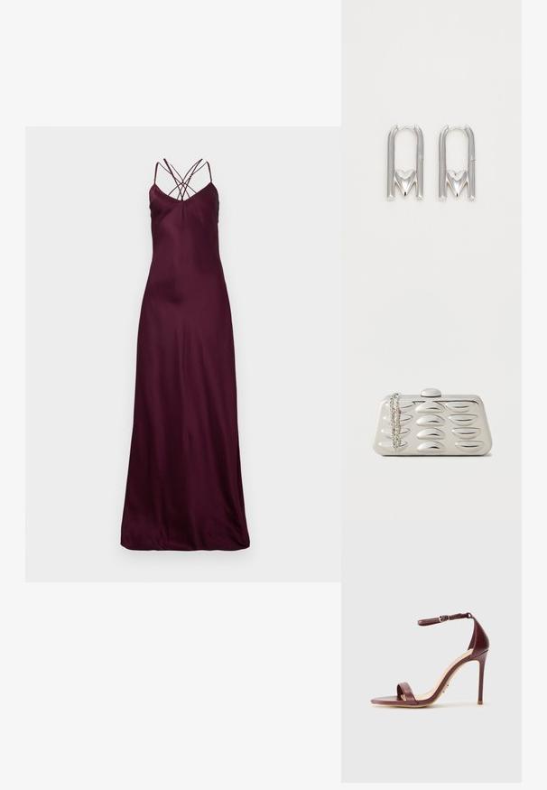 Bordeaux-satin Maxikleid mit dünnen Trägern und gekreuztem Design am Rücken. Glatte Textur und figurbetonte Silhouette. Keine sichtbaren Muster oder Hardware.; Bordeauxfarbene Leder-Pumps mit Absatz und Knöchelriemen, offen an der Spitze und mit einer glatten, matten Textur. Verfügt über einen schlanken Absatz und ein minimalistisches Design.; Rechteckige silberne Clutch mit erhabenen ovalen Mustern auf der Vorderseite und einer silbernen Kette, die an einer Ecke auf einem einfarbigen Hintergrund liegt.; Silberne Ohrringe aus Metall in U-Form mit einem Herzakzent an der Basis, glatte Textur und polierte Oberfläche.
