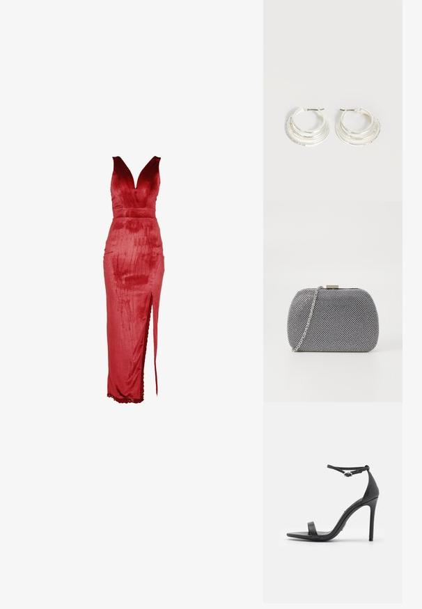Robe en velours rouge avec un décolleté en V profond, un corsage ajusté et une fente latérale. Le design présente une texture lisse et une bordure en dentelle à l'ourlet.; Sandales noires à talons hauts avec un orteil ouvert, des fines lanières et une boucle à la cheville. Texture en cuir lisse avec un design de forme pointue.; Pochette texturée noir et blanc de forme arrondie, avec une chaîne en métal argenté et un fermoir en métal en haut.; Boucles d'oreilles créoles en argent avec trois bandes semi-circulaires superposées, dont une ornée de petits cristaux clairs sur un fond clair.