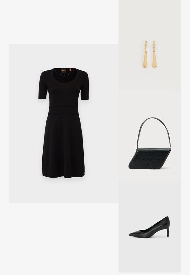 Robe noire à manches courtes avec un décolleté en V, une taille côtelée et une jupe évasée. Fabriquée en tissu lisse, avec une fente sur le côté.; Escarpin à bout pointu en cuir noir avec un talon fin de hauteur moyenne sur un fond gris clair uni.; Sac d'épaule en cuir noir de forme triangulaire, avec un logo embossé et une seule bandoulière réglable. Design minimaliste avec une texture lisse.; Boucles d'oreilles pendantes en ton or avec des pendentifs lisses en forme de goutte allongée suspendus à de petites attaches en forme d'anneau sur un fond blanc.