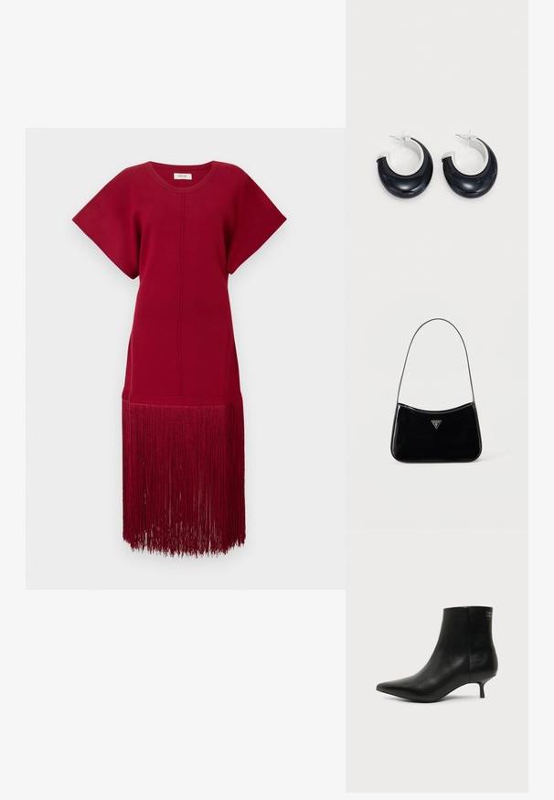 Rotes Strickkleid mit kurzen Ärmeln und lockerer Passform, das einen langen Fransenbesatz am Saum aufweist. Glatte Textur und einfarbig.; Schwarzer Leder-Knöchel-Stiefel mit spitzer Spitze und niedrigem Kittenabsatz vor hellem Hintergrund, seitliche Ansicht.; Schwarze Schultertasche aus Lackleder mit schmalem Riemen, dreieckigem Guess-Logo vorne und einem Reißverschluss oben.; Schwarze Harz-Hoops mit glänzender Oberfläche und silberfarbenen Hardware-Details. Zirkulare Form mit Ausschnitt und Post-Back-Verschluss.