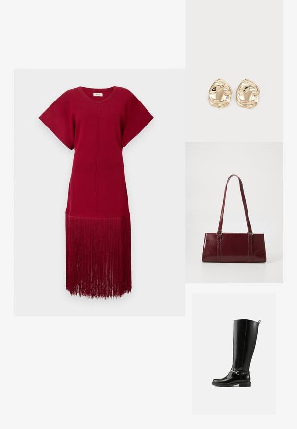 Rotes Strickkleid mit kurzen Ärmeln und lockerer Passform, das einen langen Fransenbesatz am Saum aufweist. Glatte Textur und einfarbig.; Schwarze kniehohe Stiefel aus glänzendem Leder mit silberner Schnalle am Knöchel und abgerundetem Zehenbereich. Flache Sohle.; Burgunderfarbene Handtasche aus glänzendem Material, rechteckige Form, mit zwei Schulterriemen und subtilen, geschwungenen Akzenten an der Vorderseite.; Ohrringe aus goldfarbenem Metall mit einem unregelmäßigen, glatten Design, einer reflektierenden Oberfläche und welligen Kanten. Keine zusätzlichen Verzierungen.