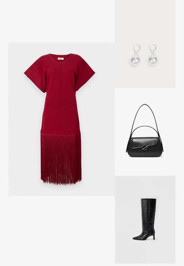 Rotes Strickkleid mit kurzen Ärmeln und lockerer Passform, das einen langen Fransenbesatz am Saum aufweist. Glatte Textur und einfarbig.; Schwarze kniehohe Stiefel aus glattem Leder, mit spitzer Zehenpartie und schlankem Absatz, ausgestattet mit einem anliegenden Schaft und minimalistischem Design.; Schwarze Lederschultertasche mit einer geschwungenen Klappe, die durch einen runden Metallverschluss gesichert ist, und einem schlanken, verstellbaren Riemen.; Silberne Tropfenohrringe mit glatten, runden, reflektierenden Oberflächen, die an Hakenverschlüssen hängen. Der Hintergrund ist reinweiß.