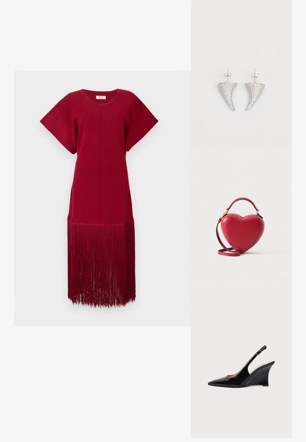 Rotes Strickkleid mit kurzen Ärmeln und lockerer Passform, das einen langen Fransenbesatz am Saum aufweist. Glatte Textur und einfarbig.; Schwarzer Lackleder-Slingback-Wedgeschuh mit spitzer Zehenpartie und verstellbarer Knöchelschnalle vor weißem Hintergrund.; Rote herzförmige Handtasche mit oberem Griff und langem Riemen, abgebildet auf einfachem weißem Hintergrund.; Silberne, hornförmige Ohrringe, besetzt mit kleinen klaren Steinen, mit einem Steckverschluss zur Befestigung. Glatte Textur und metallisches Finish.