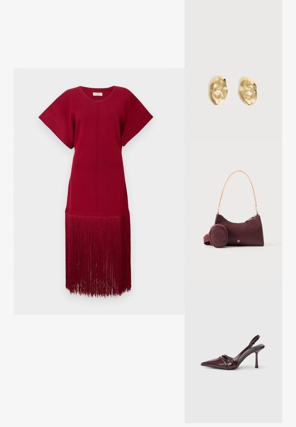 Rotes Strickkleid mit kurzen Ärmeln und lockerer Passform, das einen langen Fransenbesatz am Saum aufweist. Glatte Textur und einfarbig.; Bordeauxroter Slingback-Pumps aus Lackleder mit spitz zulaufender Vorderkappe, dünnem Knöchelriemen und kleiner dekorativer Schnalle. Glatte Textur und hoher Absatz.; Dunkelburgunderfarbene Handtasche mit goldener Kette als Griff und passendem abnehmbarem rundem Münzetui vor einfarbigem Hintergrund.; Paar glänzende, unregelmäßig geformte Ohrstecker aus Goldmetall mit zerknitterter, glatter Oberfläche auf schlichtem hellem Hintergrund.