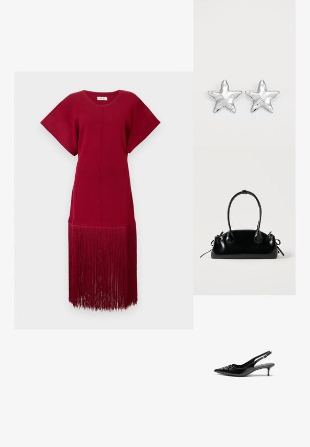 Rød strikket kjole med korte ærmer og løs pasform, prydet med en lang frynse detalje langs kanten. Glat tekstur og ensfarvet.; Sorte læder slingback-pumps med spids tå, lav kitten-hæl og rynket detalje på overdelen. Glat tekstur og minimalistisk design.; Lille sort blank håndtaske med to lange håndtag og snøre-detaljer i siden på en ensfarvet lys baggrund.; Sølvstjernede øreringe med en poleret, blank overflade. Hver ørering har fem spidser og subtile teksturdetaljer på overfladen.