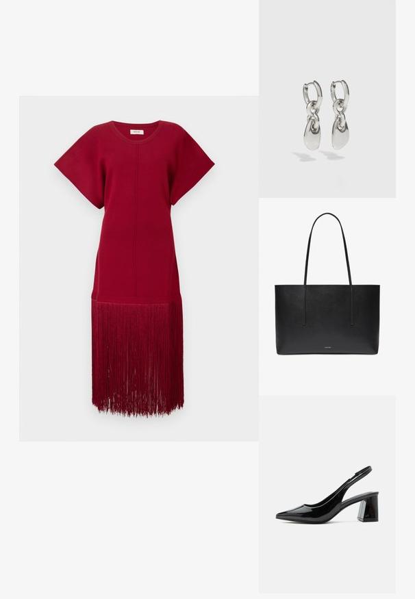 Rotes Strickkleid mit kurzen Ärmeln und lockerer Passform, das einen langen Fransenbesatz am Saum aufweist. Glatte Textur und einfarbig.; Schwarzer Slingback-Schuh aus Lackleder mit spitzer Zehenpartie und klobigem mittelhohem Blockabsatz auf weißem Hintergrund.; Schwarze rechteckige Ledertasche mit zwei langen Griffen und einem kleinen weißen Calvin Klein-Logo, das mittig nahe dem unteren Rand angebracht ist.; Silberne Creolen mit verlängerten ovalen Gliedern, die eine polierte Oberfläche und einen strukturierten Anhänger aufweisen. Einfaches Design mit glatten Kanten.