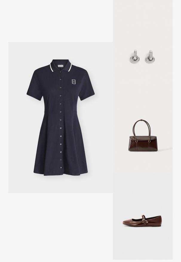 Robe polo bleu marine à manches courtes avec bordure blanche au col, fermeture à boutons sur le devant et petit logo blanc sur la partie supérieure gauche de la poitrine.; Ballerine en cuir verni marron avec un bout carré et une lanière ornée d'une petite boucle dorée. Texture lisse, talon bas et design minimaliste.; Sac à main en cuir brillant marron foncé avec un corps rectangulaire structuré et deux longues anses arrondies sur un fond clair uni.; Paire de petites boucles d'oreilles créoles argentées brillantes avec une base ronde, présentées sur un fond clair uni.