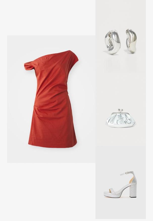 Vestido asimétrico de un solo hombro en algodón rojo teja, con detalles fruncidos en el lado y un acabado texturizado.; Sándala de tacón alto con purpurina plateada, con un amplio tacón bloque, punta abierta y correa ajustable en el tobillo. Interior suave y exterior texturizado.; Pequeño bolso de mano metálico plateado con diseño redondeado y fruncido y cierre de broche con dos esferas plateadas.; Pendientes escultóricos de plata con formas suaves y curvas y superficies reflectantes. Presentan un diseño de aro cerrado y una forma orgánica distintiva.