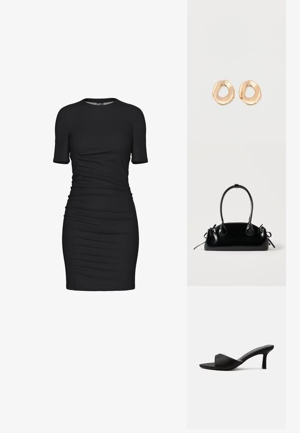 Schwarzes Bodycon-Kleid aus dehnbarem Stoff, mit kurzen Ärmeln, runder Halslinie und gerafften Seitendetails für zusätzliche Textur.; Schwarzer offener Mule-Schuh mit mittelhohem, schlankem Absatz und breitem Riemen vorne, seitlich auf einfarbigem Hintergrund gezeigt.; Kleine schwarze glänzende Handtasche mit zwei langen Griffen und seitlichen Kordelzug-Details vor einfachem hellem Hintergrund.; Paar unregelmäßig geformter, polierter Creolen aus goldfarbenem Metall mit offenem Zentrum auf weißem Hintergrund.