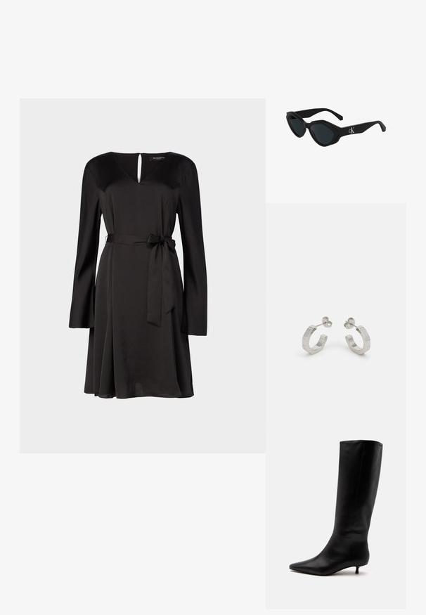 Robe noire à manches longues, décolleté en V et détail en forme de clé. Dotée d'une ceinture nouée à la taille et d'une jupe fluide. Tissu lisse.; Botte noire en cuir jusqu'au genou avec bout pointu et petit talon kitten sur un fond clair uni.; Lunettes de soleil cat-eye noires avec une finition brillante, des verres sombres et un logo "cK" sur la branche. Design angulaire et montures épaisses.; Boucles d'oreilles en métal argenté avec un design texturé, dotées d'un petit fermoir et d'une marque sur une des hoops. Forme arrondie avec une finition polie.