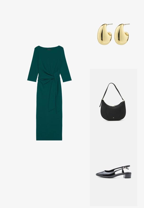 Teal lange mouw jurk met een ronde halslijn, geplooide taille en gestrikt riemdetail. Gemaakt van glad, rekbaar materiaal.; Zwarte gepatineerde leren slingback schoen met een spitse neus, uitgesneden zijkanten en een lage blokhak. Heeft een enkelband met een gesp.; Zwarte leren handtas met een gebogen vorm, textuuroppervlak, voornaden en een logo in goudkleur. Beschikt over een enkele verstelbare schouderband.; Gouden studs met een gladde, gepolijste afwerking, in een abstracte, druppelvorm. Eenvoudige metalen achterzijde voor bevestiging.
