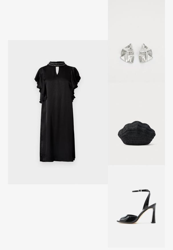 Robe en satin noir avec manches courtes à volants, encolure en forme de goutte d'eau et col clouté. Texture lisse, longueur au genou et coupe décontractée.; Sandale à talon haut en cuir verni noir avec bout ouvert et fine bride à la cheville avec boucle sur fond blanc.; Sac à main en osier noir en forme de coquille Saint-Jacques avec un dessus courbé et une texture tressée sur un fond uni.; Boucles d'oreilles en métal argenté avec un design ondulé et sculptural, présentant une finition polie et des formes irrégulières, mettant en valeur une esthétique contemporaine.