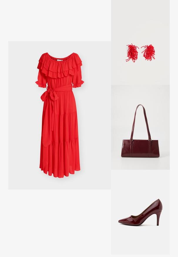 Robe midi rouge à épaules dénudées avec encolure à volants, manches bouffantes, jupe à volants superposés et ceinture nouée à la taille.; Escarpin brillant bordeaux à talon haut avec bout pointu et talon fin stiletto sur fond blanc.; Sac à main bordeaux en matériau brillant, de forme rectangulaire, avec deux anses et des accents légèrement courbés à l'avant.; Paire de boucles d'oreilles à pampilles rouge vif en fils torsadés, présentée sur un fond gris clair uni.