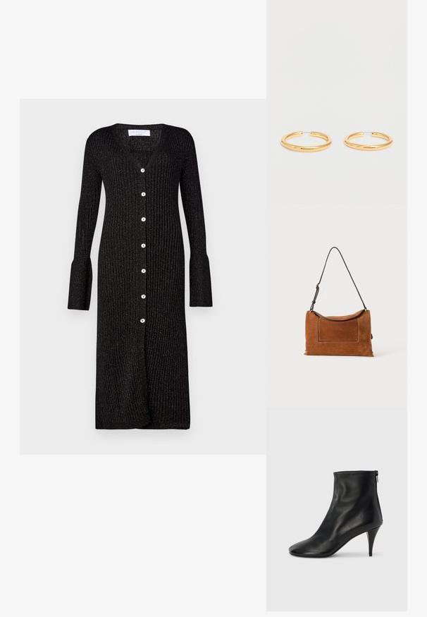 Cardigan en tricot noir à côtes avec des manches longues, un décolleté en V et des boutons sur le devant. Présente des poignets de manche évasés et un léger éclat.; Bottines en cuir noir à texture lisse, bout pointu et talon stiletto mince. Dotées d'une fermeture éclair latérale pour un enfilage facile.; Sac à épaule en daim marron avec une longue bandoulière noire réglable et un détail de poche avant rectangulaire sur fond uni.; Paire de boucles d'oreilles créoles en or poli de taille moyenne avec des fermoirs en fil fin sur fond blanc uni.