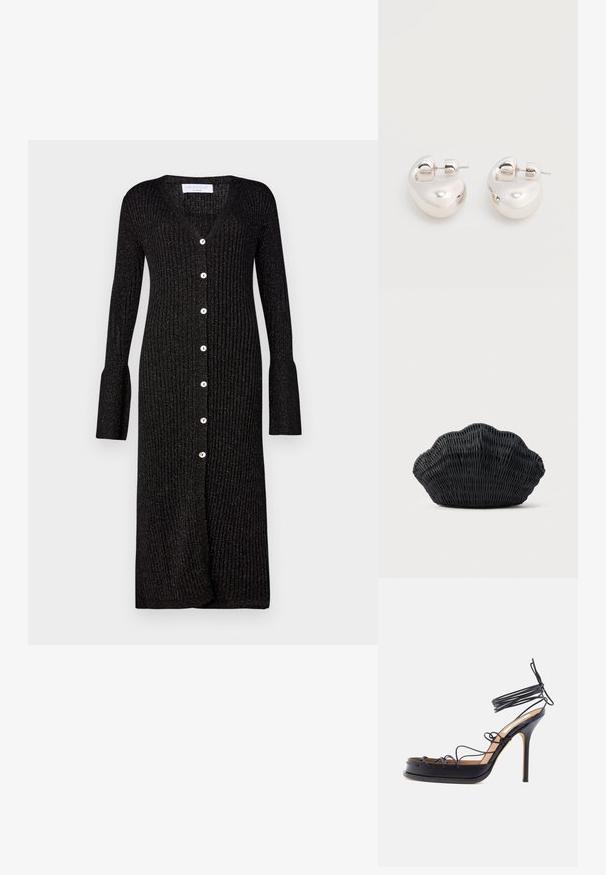 Sort ribbet strikket cardigan med lange ærmer, v-hals og knaplukning foran. Har flagrende ærmekanter og subtil glans.; Sort højt hælede sandal med tynde læderremme, der vikles omkring foden og anklen, med en spids stilethælhæl.; Sort flet håndtaske formet som en muslingeskal med en buet top og flettet tekstur på en ensfarvet baggrund.; Par af skinnende sølv store øreringe med lukning på bagsiden mod en ensfarvet hvid baggrund.