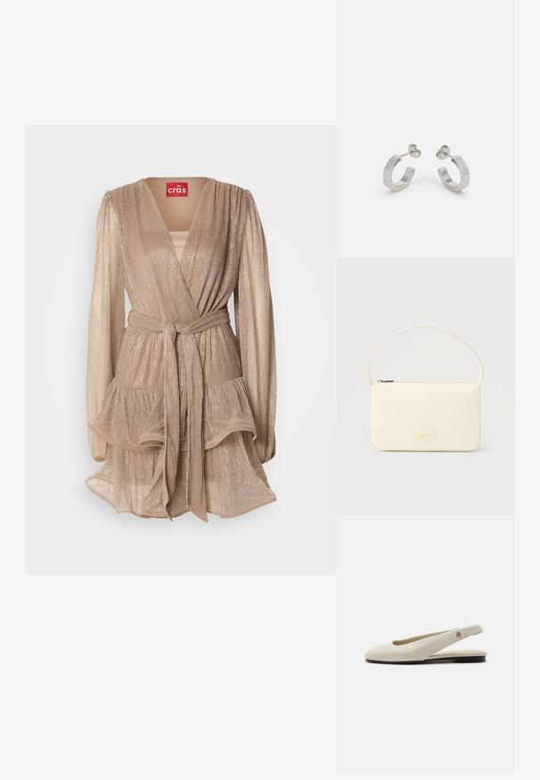 Beesinine metallikuga ümbrik Kleid, millel on pikad puffvarrukad, kihiline volangseelik ja sobiv vöö. Omab sügavat V-kaelust ja pehmet läiget.; Kreemikas nahast slingback-tasapinnaline king, millel on ümar ninaosa ja väike kuldne embleem rihmal.; Kreemivärvi ristkülikukujuline käekott ühe rihmaga ja peal tõmblukuga, ees väike reljeefne logoplaat.; Hõbedased metallist rõngakõrvarõngad tekstureeritud kujundusega, millel on väike kinnituskate ja bränding ühel rõngal. Ümar kuju ja poleeritud viimistlus.