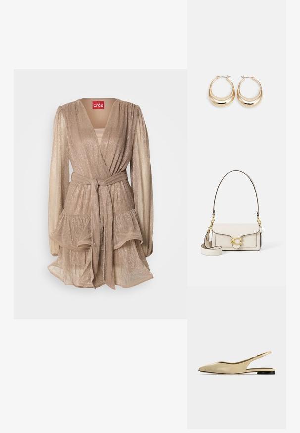 Beige metallic wikkeljurk met lange pofmouwen, een gelaagde rok met ruches en een bijpassende riem. Kenmerkt zich door een diepe V-hals en een zachte glans.; Beige platte slingback schoen met puntige neus, lage zwarte hak en een glad leren afwerking, zijaanzicht op een effen achtergrond.; Crème leren handtas met een gestructureerd ontwerp, contrasterende zwarte randen, gouden hardware en een afneembare schouderband met een handtekening logo.; Gouden hoepel oorbellen met een halve maan vorm, gepolijste oppervlakte en scharnier sluiting. De gladde textuur en weerspiegelende afwerking vergroten de zichtbaarheid.