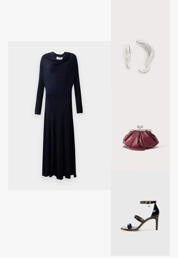 Langes schwarzes Kleid mit langen Ärmeln und drapiertem hohem Kragen aus glattem Stoff, vor weißem Hintergrund präsentiert.; Schwarze Lackleder-Sandale mit drei Riemen, Knöchelriemen und 10 cm hohen Stiletto-Absatz. Verfügt über goldfarbene Hardware-Details und ein Logo-Charm.; Kleine bordeauxrote Leder-Clutch mit silbernem Metallverschluss und Handgelenksriemen auf weißem Hintergrund.; Zwei gebogene silberne Ohrringe, einer größer als der andere, beide mit kleinen funkelnden Kristallen entlang einer Kante verziert.