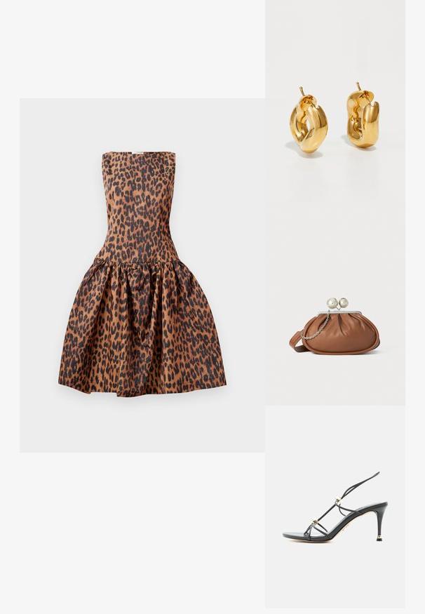Robe à imprimé léopard avec un corsage ajusté sans bretelles et une jupe évasée. Fabriquée en tissu lisse avec une finition brillante et une taille élastiquée.; Sandale à talons hauts noire à fines lanières avec des accents de perles dorées sur un talon aigu à bout pointu.; Pochette en cuir marron avec un fermoir à boule en argent et un petit détail en chaîne argentée sur fond blanc.; Boucles d'oreilles créoles en or massif avec un design tubulaire légèrement tordu et des fermoirs à tige sur un fond blanc.