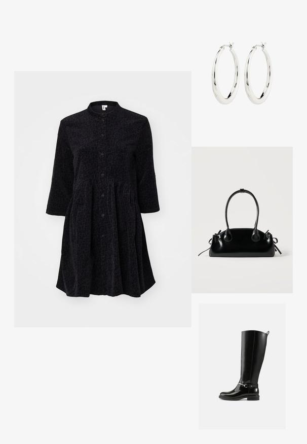 Schwarzes Kleid mit einem strukturierten Leopardenmuster, 3/4-Ärmeln, Knopfleiste, kragenlosem Design und einem schmeichelhaften Rock, der von der Taille abfällt.; Schwarze kniehohe Stiefel aus glänzendem Leder mit silberner Schnalle am Knöchel und abgerundetem Zehenbereich. Flache Sohle.; Kleine schwarze glänzende Handtasche mit zwei langen Griffen und seitlichen Kordelzug-Details vor einfachem hellem Hintergrund.; Silberne Creolen mit einer glatten, glänzenden Oberfläche. Kreisform, ausgestattet mit einem sicheren Verschluss. Einfaches und elegantes Design.