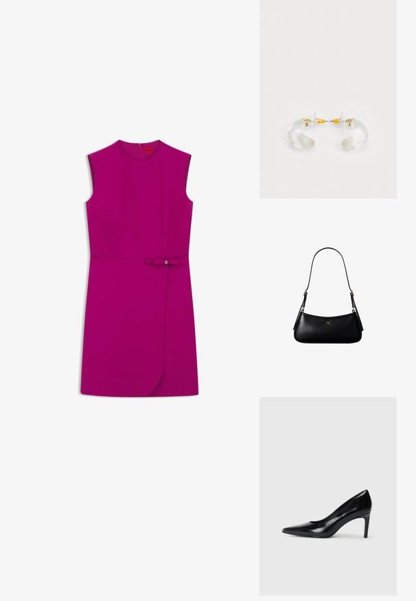 Robe magenta sans manches avec encolure ronde, taille cintrée, jupe superposée asymétrique et petit nœud assorti à la taille.; Chaussure à talon haut en cuir noir avec un bout pointu, texture lisse et un talon effilé. Design minimaliste, sans embellissements supplémentaires.; Mini sac à bandoulière en cuir noir avec une fine bandoulière et un petit logo CK doré au centre avant.; Boucles d'oreilles en acrylique transparent avec accents dorés, présentant un design incurvé et un fermoir transparent. Texture lisse, style minimaliste.