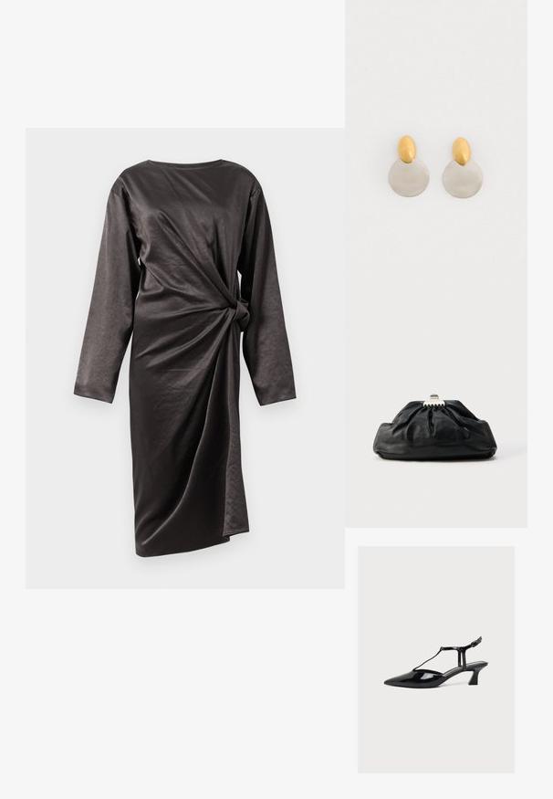 Vestido largo de manga larga en gris oscuro con un cuello alto, que presenta un detalle frontal retorcido y una textura de tejido suave. Sin cierres visibles.; Zapato negro de charol con tacón bajo, punta afilada, tira en T y cierre de hebilla sobre fondo neutro claro.; Bolso de mano de cuero negro con textura recogida, cierre de broche metálico y logo en relieve sutil en el frente. Forma redondeada.; Pendientes de metal dorado y plateado con base de disco redondo y pieza superior ovalada, textura suave y acabado pulido.