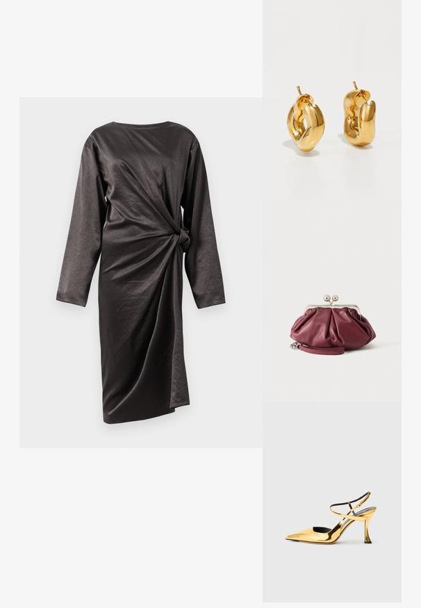 Vestido largo de manga larga en gris oscuro con un cuello alto, que presenta un detalle frontal retorcido y una textura de tejido suave. Sin cierres visibles.; Zapato de tacón alto metálico dorado con punta afilada, lado abierto, tiras entrecruzadas en el tobillo y un tacón de forma única.; Pequeño bolso de mano de cuero burdeos con cierre metálico plateado y correa de muñeca sobre fondo blanco.; Pendientes de aro grueso en oro con un diseño tubular ligeramente retorcido y cierre de presión, sobre un fondo blanco.