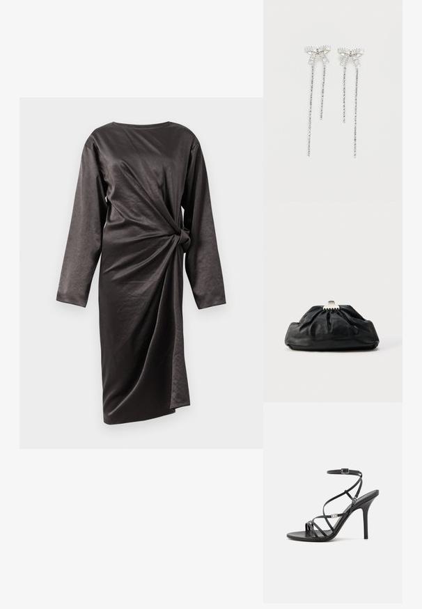 Dunkelgraues langärmliges Kleid mit hohem Kragen, das ein verdrehtes Vorderteil und eine glatte Stoffstruktur aufweist. Keine sichtbaren Verschlüsse.; Schwarze High-Heel-Sandale mit dünnen Riemen, einem Knöchelverschluss, einer glatten Lederoberfläche und einem schlanken Stiletto-Absatz.; Schwarze Leder-Clutch mit geraffter Textur, Metallverschluss und dezentem, auf der Vorderseite geprägtem Logo. Abgerundete Form.; Lange silberne Ohrringe mit einer Ansammlung von Strasssteinen oben und herabhängenden Strängen kleinerer Strasssteine darunter.