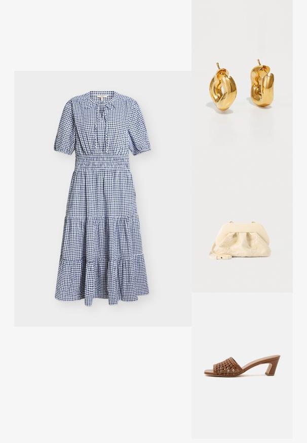 Robe midi à carreaux bleus et blancs avec manches ballon, taille cintrée, jupe à volants et petit nœud au col rond.; Mule tissée marron à bout ouvert avec un talon bloc et un design slip-on sur fond blanc uni.; Sac à main en tissu crème avec broderie florale, cadre supérieur arrondi et doux, et bandoulière réglable posé devant sur un fond gris clair.; Boucles d'oreilles créoles en or massif avec un design tubulaire légèrement tordu et des fermoirs à tige sur un fond blanc.
