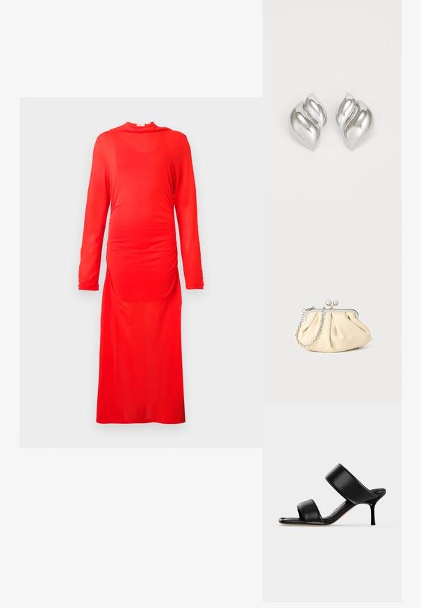 Vestido rojo de mangas largas, hecho de una tela suave y elástica. Presenta un detalle fruncido en la cintura y un escote alto, con un corte hasta el suelo.; Sandalia mule de cuero negro con dos tiras anchas y un tacón de aguja delgado de altura media sobre un fondo claro y sencillo.; Clutch de cuero beige plisado con un marco de metal plateado, que cuenta con dos broches decorativos redondos y una correa de cadena plateada.; Pendientes de plata con una forma orgánica y abstracta. Superficie lisa y brillante con un diseño cónico. Presentan suaves curvas y un detalle de línea central.