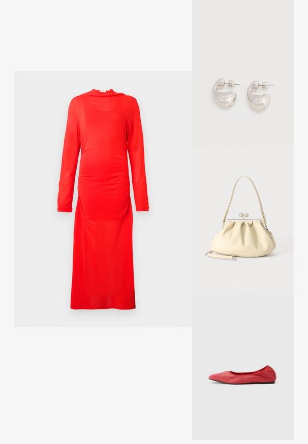 Vestido rojo de mangas largas, hecho de una tela suave y elástica. Presenta un detalle fruncido en la cintura y un escote alto, con un corte hasta el suelo.; Filippa K REY FLATS - Bailarinas - bright red; Bolso de mano de piel suave color crema con diseño fruncido, cierre de marco plateado, asa corta y una correa de cadena desmontable.; Par de pendientes de aro gruesos plateados y brillantes con cierre de poste y cierre de presión sobre fondo blanco liso.