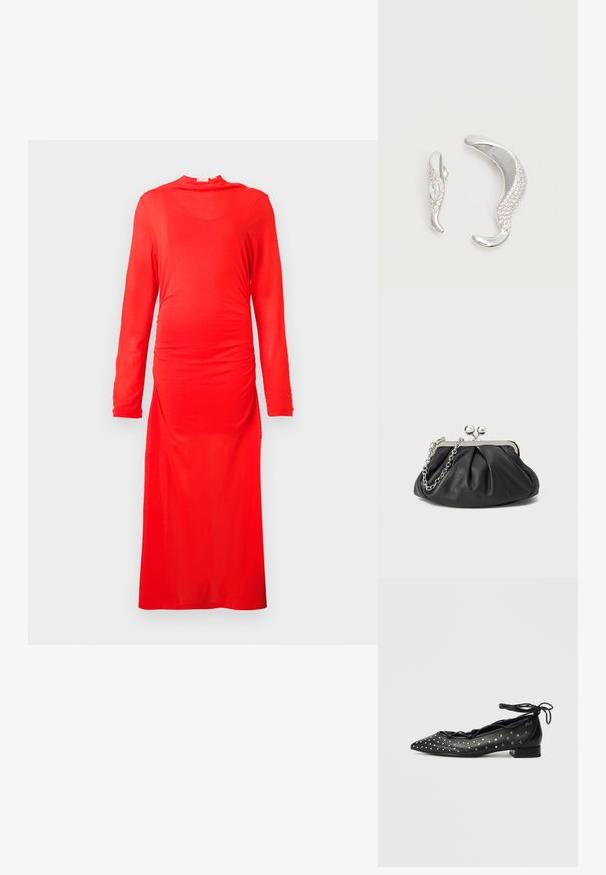 Rode lange mouw jurk van gladde, rekbare stof. Kenmerkt zich door geplooide details bij de taille en een hoge halslijn, met een lange snit tot op de vloer.; Zwarte leren ballerina's met een puntige neus, vetersluiting en zilverkleurige studs langs de zijkanten. Lage blokhak.; Zwarte leren clutch met geplooide textuur, zilverkleurig metalen frame, drukknopsluiting en kettingriem. Glad, zacht oppervlak.; Twee gebogen zilveren oorbellen, de één groter dan de ander, beide versierd met kleine fonkelende kristallen langs één rand.